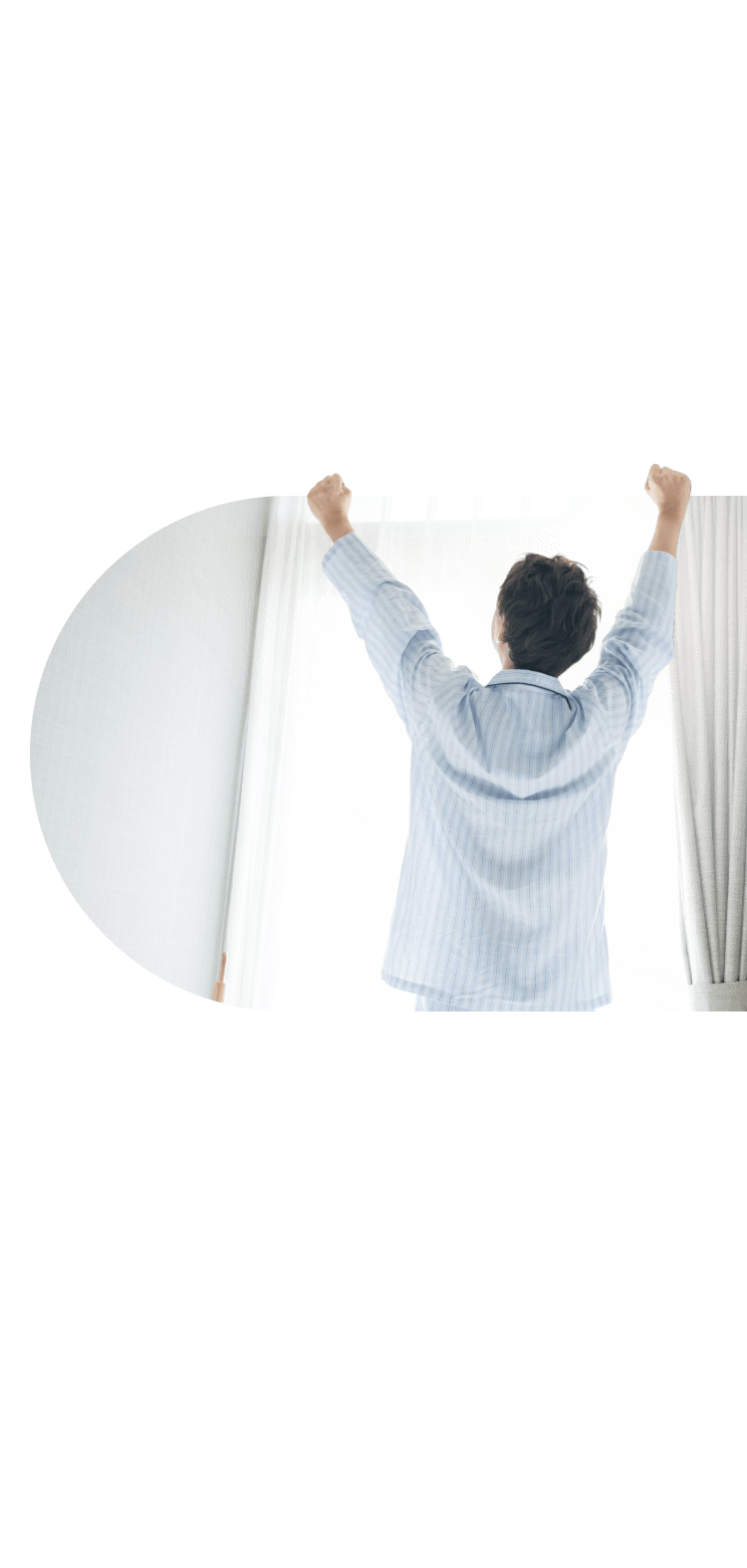 目覚めて背伸びをしている男性